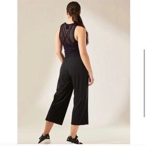 Athleta Cosmic Crop black pants elastic waist zippered pockets size small
